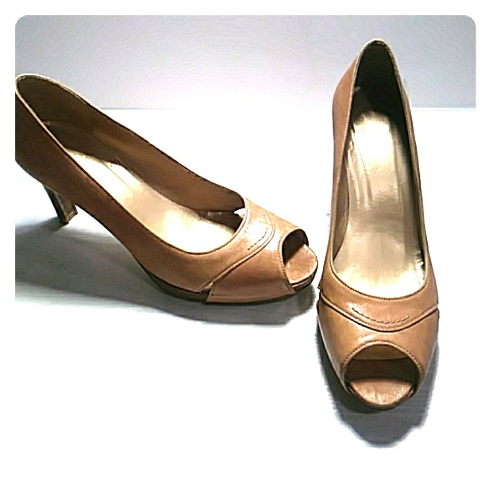 Stuart Weitzman tan open-toed heels size 9